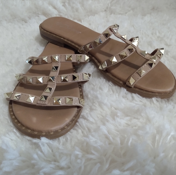 Forever brand woman size 8 studded sandals - Picture 2 of 5